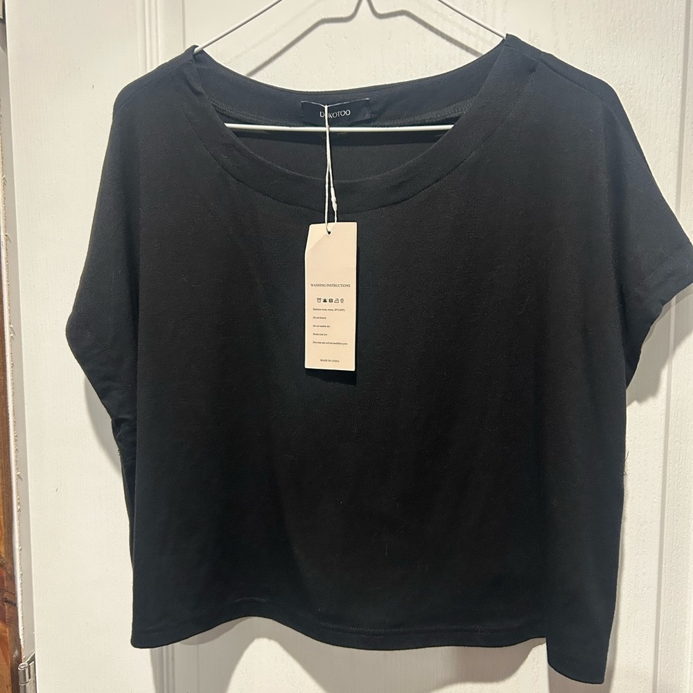 Dokotoo Crop Black Short Sleeve Women's Tee